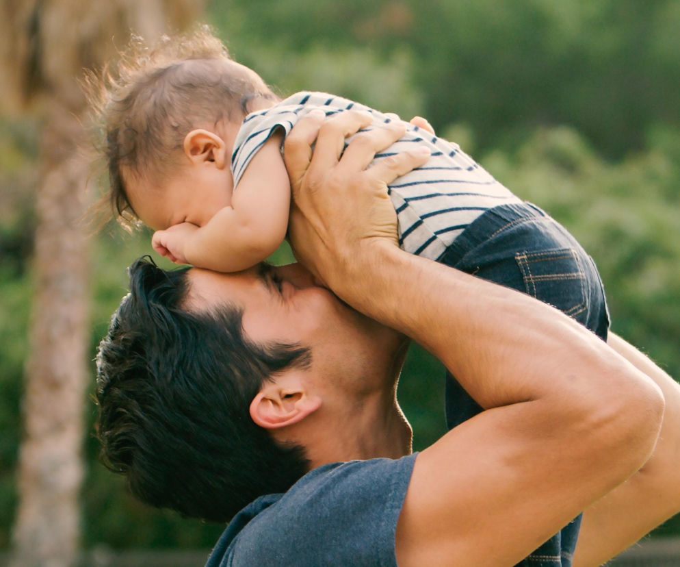 Nowe przepisy dały ojcom do dyspozycji 9-tygodniowy, nieprzenoszalny urlop rodzicielski, jednak rzadko wykorzystują go oni w pełni