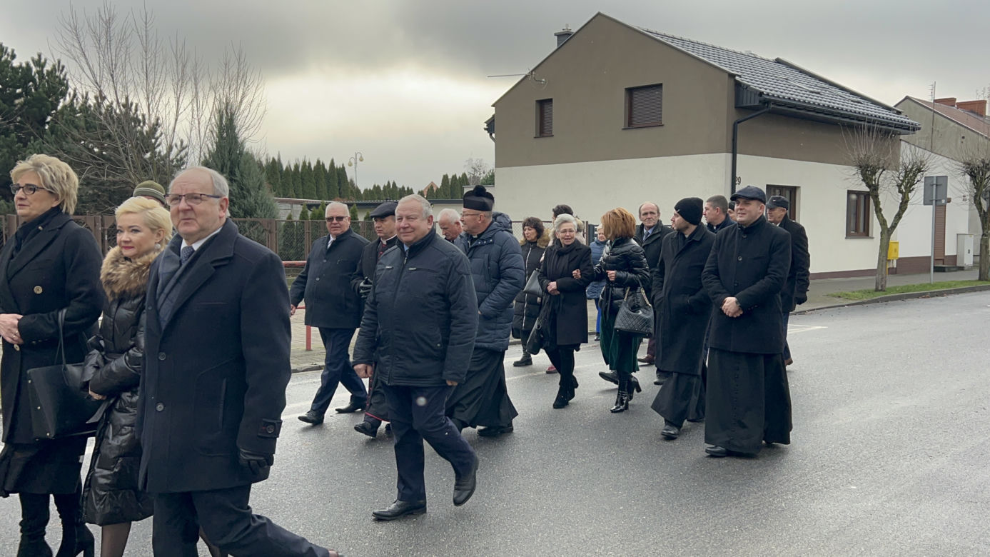 Uczniowie pierwszych klas w Kleczewie ślubowali na nowy sztandar