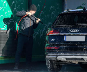 Robert Więckiewicz myje samochód