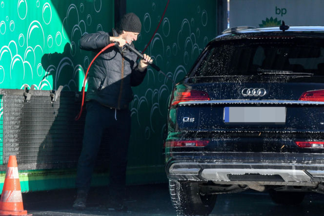 Robert Więckiewicz myje samochód