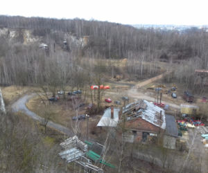 Taki widok ukazuje się spacerowiczom z górnej części klifów