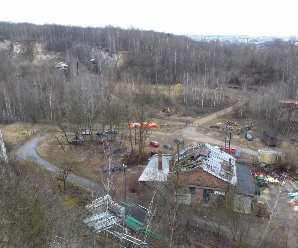 Taki widok ukazuje się spacerowiczom z górnej części klifów