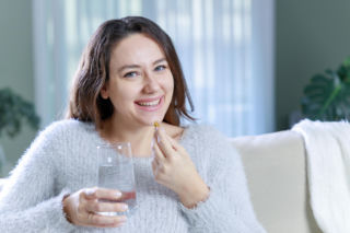 Oto 8 witamin, które każda kobieta powinna brać po 30. roku życia. Lekarze nie mają wątpliwości