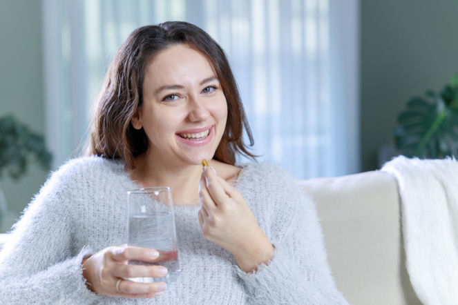 Oto 8 witamin, które każda kobieta powinna brać po 30. roku życia. Lekarze nie mają wątpliwości
