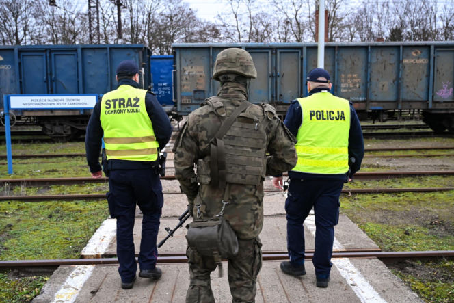 Wojsko patroluje dworzec w Koszalinie