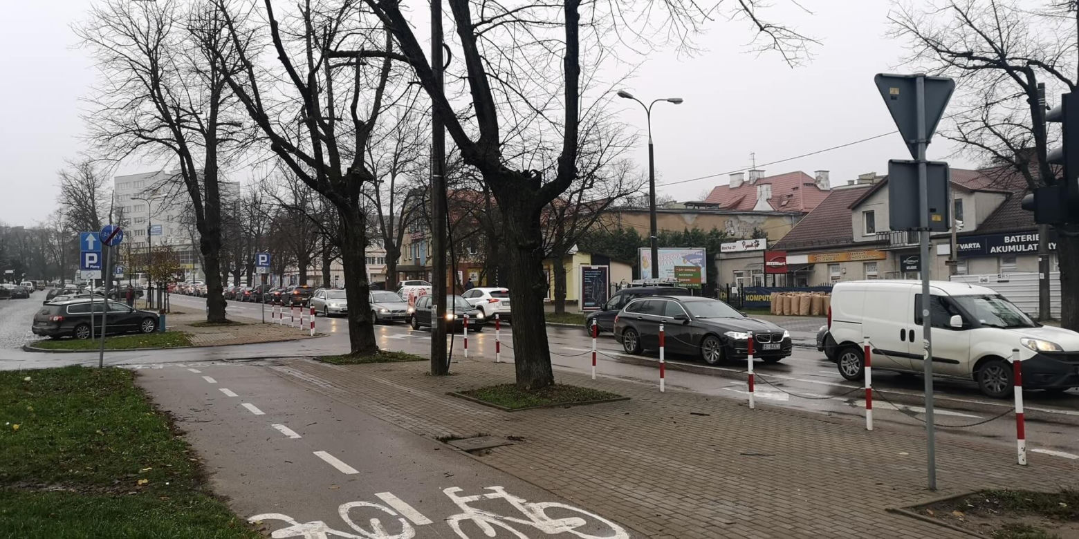 Wypadek radiowozu na Bohaterów Monte Cassino. Policjant i strażnik miejski w szpitalu  