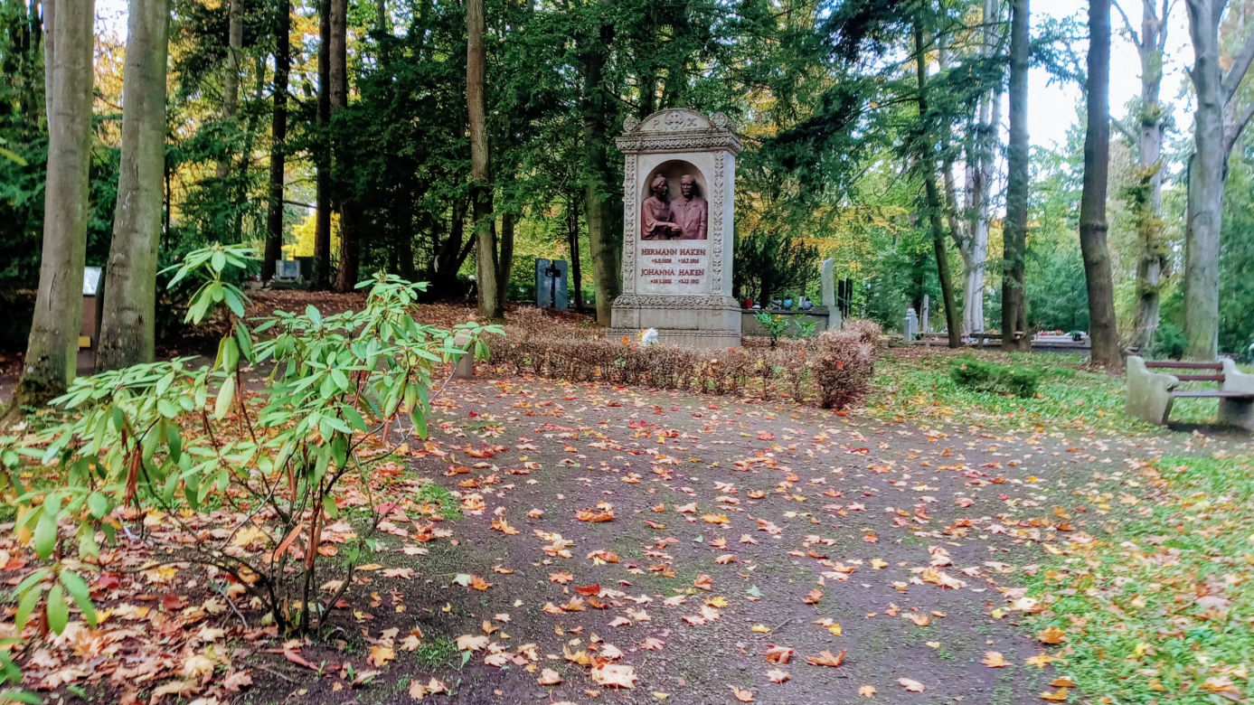 Grób Hermanna Hakena na Cmentarzu Centralnym w Szczecinie