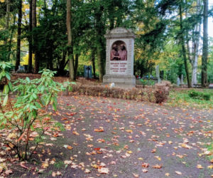 Grób Hermanna Hakena na Cmentarzu Centralnym w Szczecinie