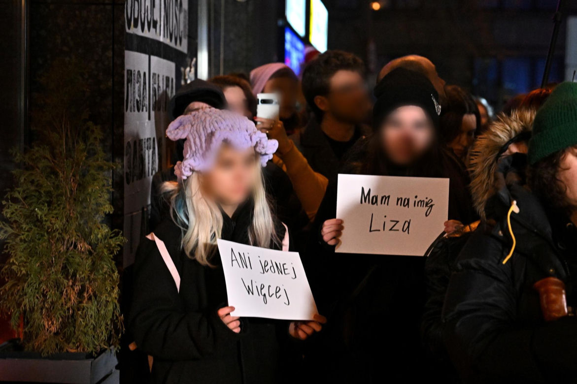 25-letnia Liza zmarła po brutalnym gwałcie. Cichy marsz idzie ulicami Warszawy