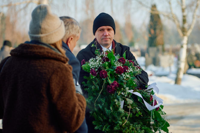 Podczas pogrzebu rodziców Alana Mariuszowi kompletnie puszczają nerwy.