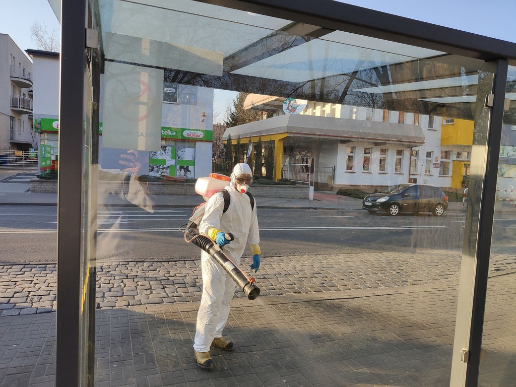 Kalisz walczy z koronawirusem! Trwa dezynfekcja miasta! [ZDJĘCIA] 