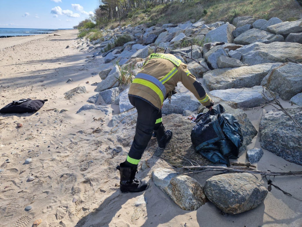 Akcja poszukiwawcza na plaży w Kołobrzegu