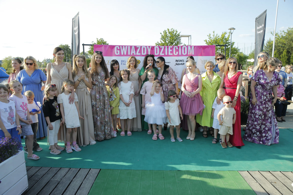 Aktorki, wokalistki i dziennikarki jak zawodowe modelki na evencie "Gwiazdy Dzieciom"