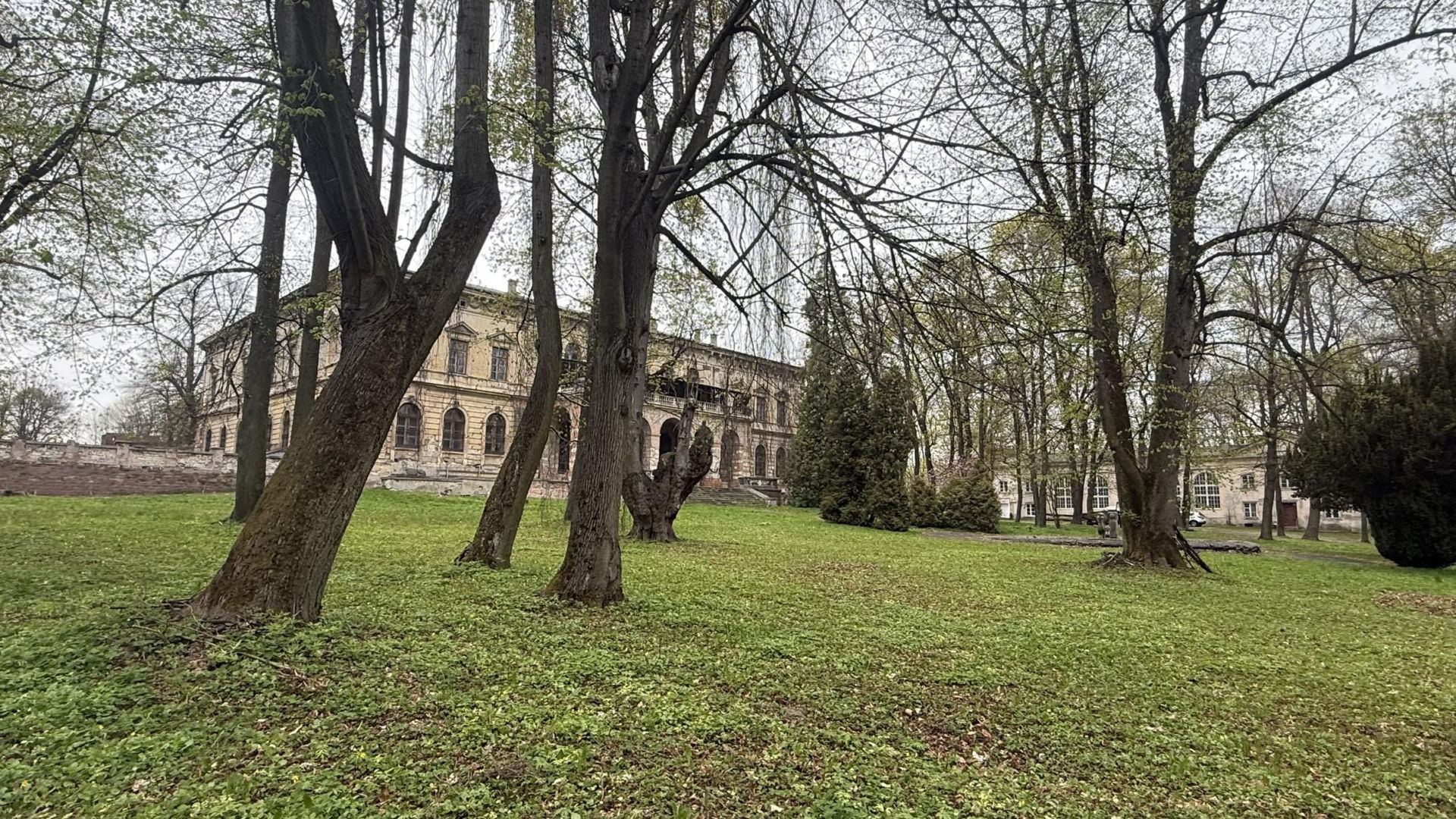 Pałac w Pilicy, wspaniała rezydencja która od dekad popada w ruinę