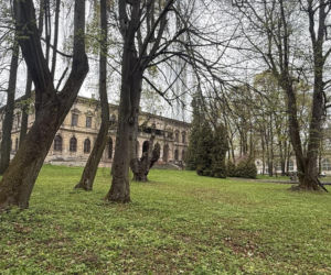 Zabytek otoczony wspaniałym parkiem zmienia się w ruinę, bo od dekad trwają sądowe batalie o niego