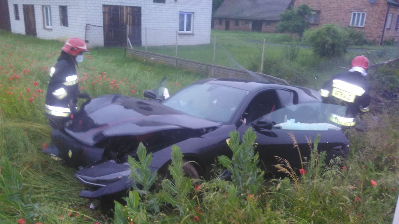 Gaszyn: ROZBIŁ w rowie FERRARI, by ratować życie psa. Wypadek w podłódzkiej wsi słono go kosztował