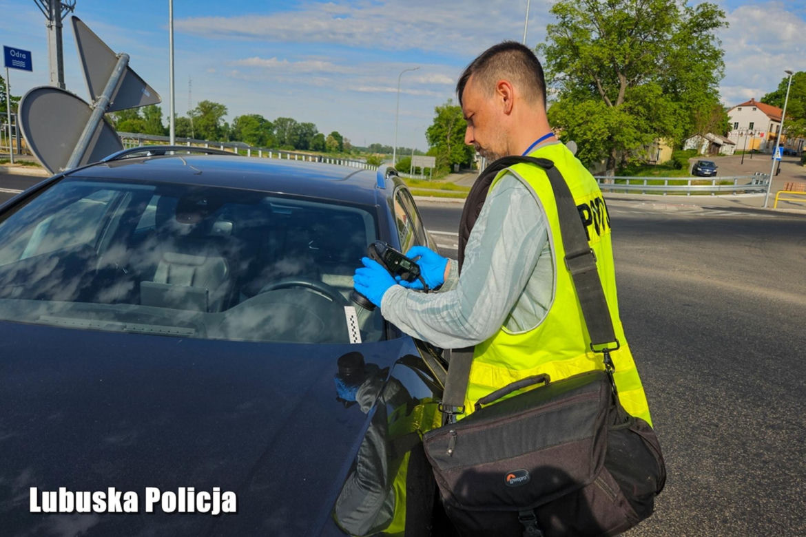 Szalony pościg za złodziejem audi. 18-latek wjechał w znak i wciąż próbował uciekać!