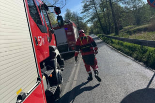 Zagadkowe dachowanie pod Wrocławiem. Ratownicy zastali w bagnie pusty wrak