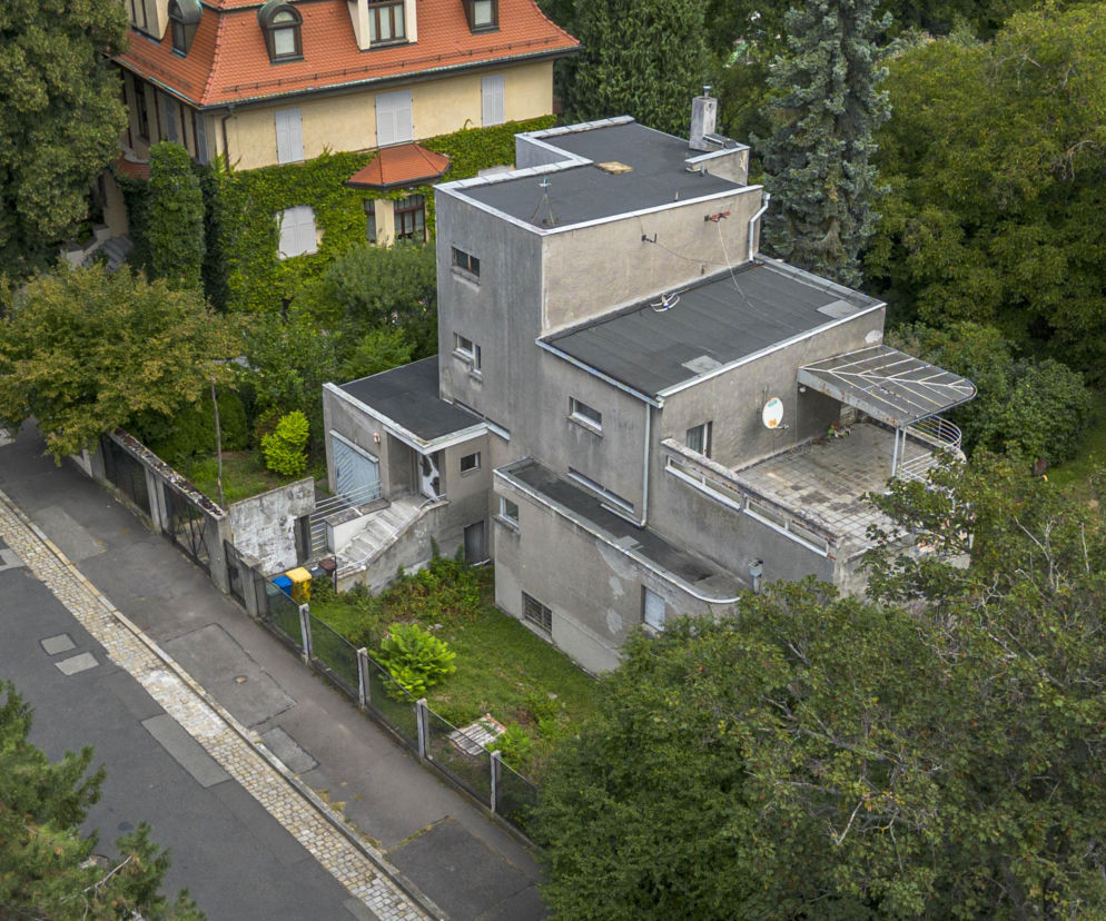 Modernistyczna willa doktora Kriebla we Wrocławiu widziana z góry. O historii budynku przeczytasz na serwisie Architektura.
