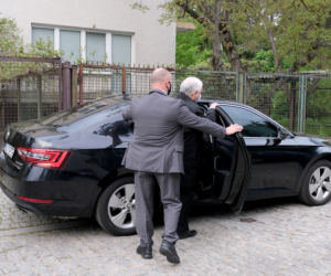 Jarosław Kaczyński jeździ Skodą Superb