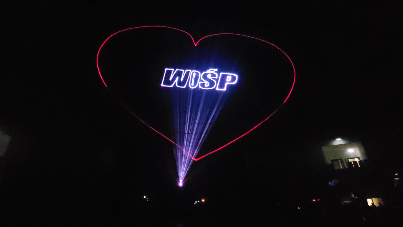 Finał WOŚP w Olsztynie. Pokaz laserowy podczas „Światełka do nieba” zachwycił wszystkich [ZDJĘCIA]
