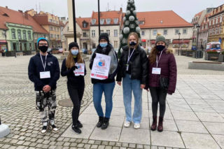 Młodzież ze Żmigrodu pomaga seniorom i osobom w kwarantannie. Sprawdź, jak! [POSŁUCHAJ]