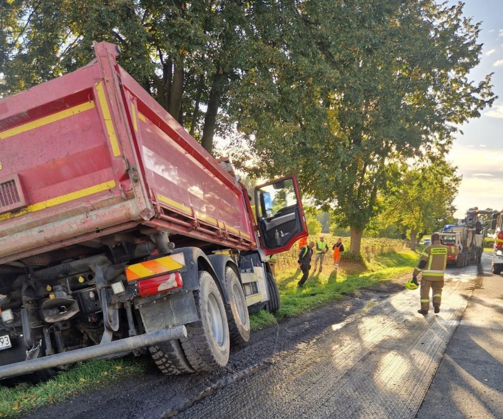 Tragiczny wypadek na DW-807 w Piastowie. Zginął kierowca  samochodu ciężarowego!
