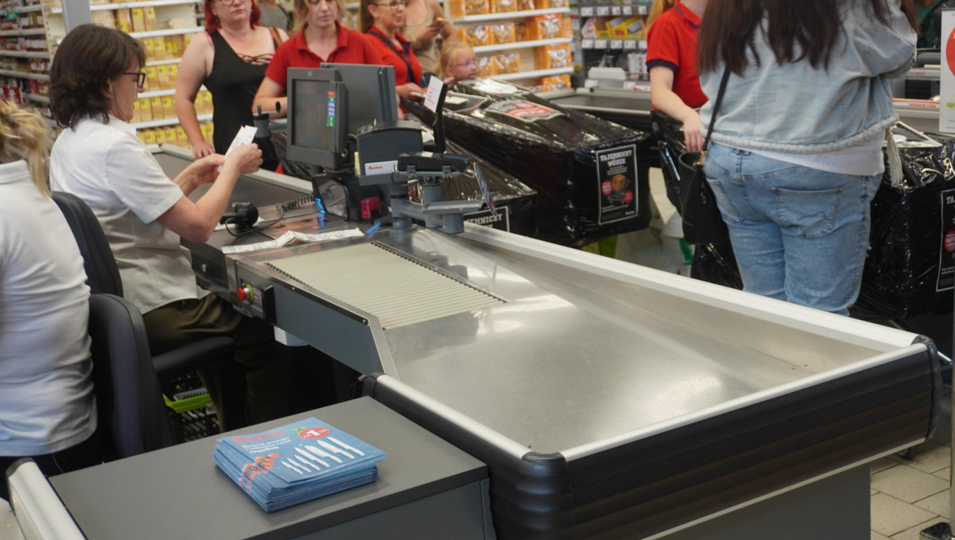 Tajemnicze wózki w Auchan w Olsztynie. Sprawdziliśmy, co było w środku. Zobacz zdjęcia!