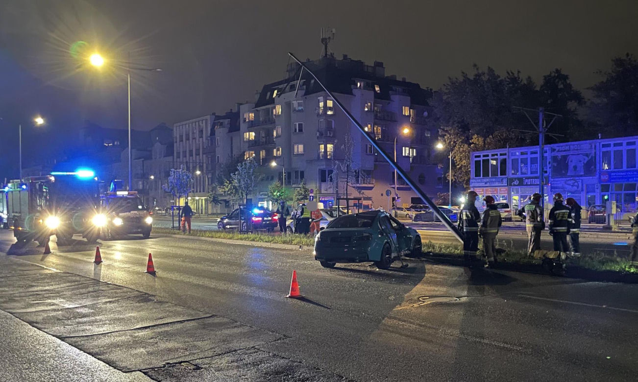 Nocna makabra na ulicach Warszawy. BMW ścięło latarnie. Egipskie ciemności na Grochowskiej