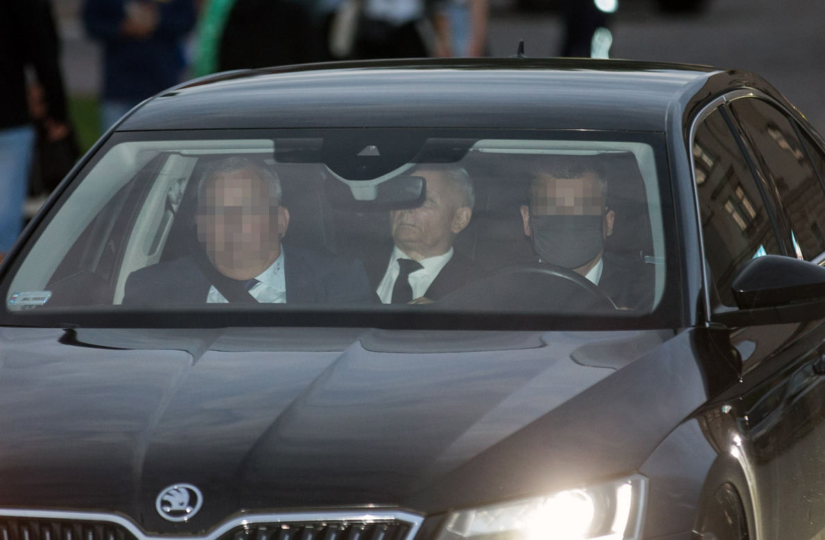 Kierowca w maseczce, pasażer i prezes bez