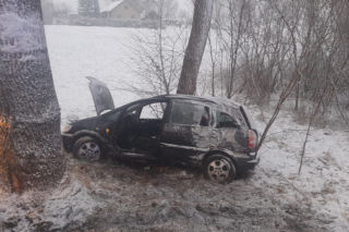 Wypadek w Pakoszach. Straciła panowanie nad autem i uderzyła w drzewo [FOTO]