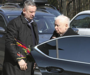 Jarosław Kaczyński szykuj się do świąt. Prezes PiS z kolorową palmą