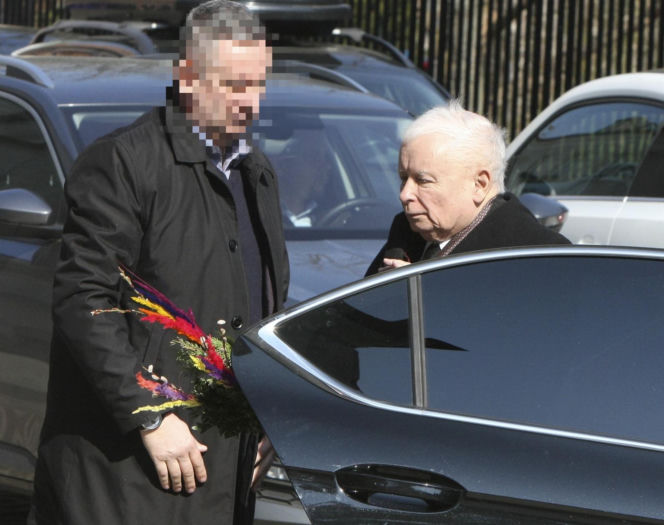 Jarosław Kaczyński szykuj się do świąt. Prezes PiS z kolorową palmą