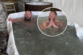 Mors z Lublina nie żegna zimy. Pod domem zbudował lodowe „sanktuarium”