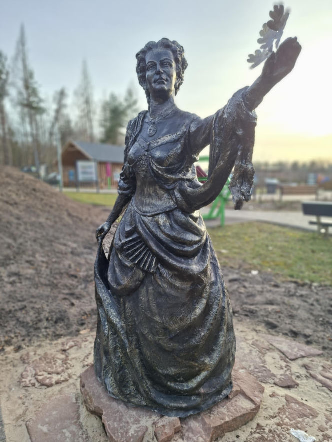 Nowa perełka Świętokrzyskiego. Posągi królów Polski obok legendarnego Dębu Bartka