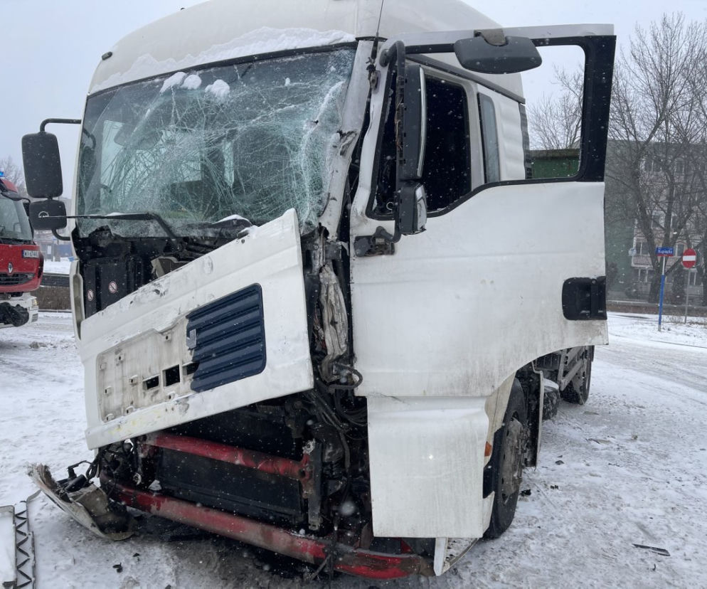Ciężarówka zdemolowała miejski autobus