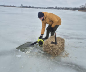 Uważajcie na przeręble wycięte w lodzie na zalewie w Siedlcach!