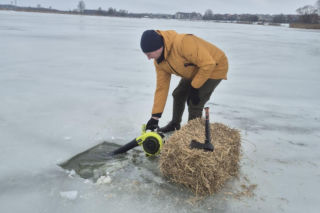 Uważajcie na przeręble wycięte w lodzie na zalewie w Siedlcach!