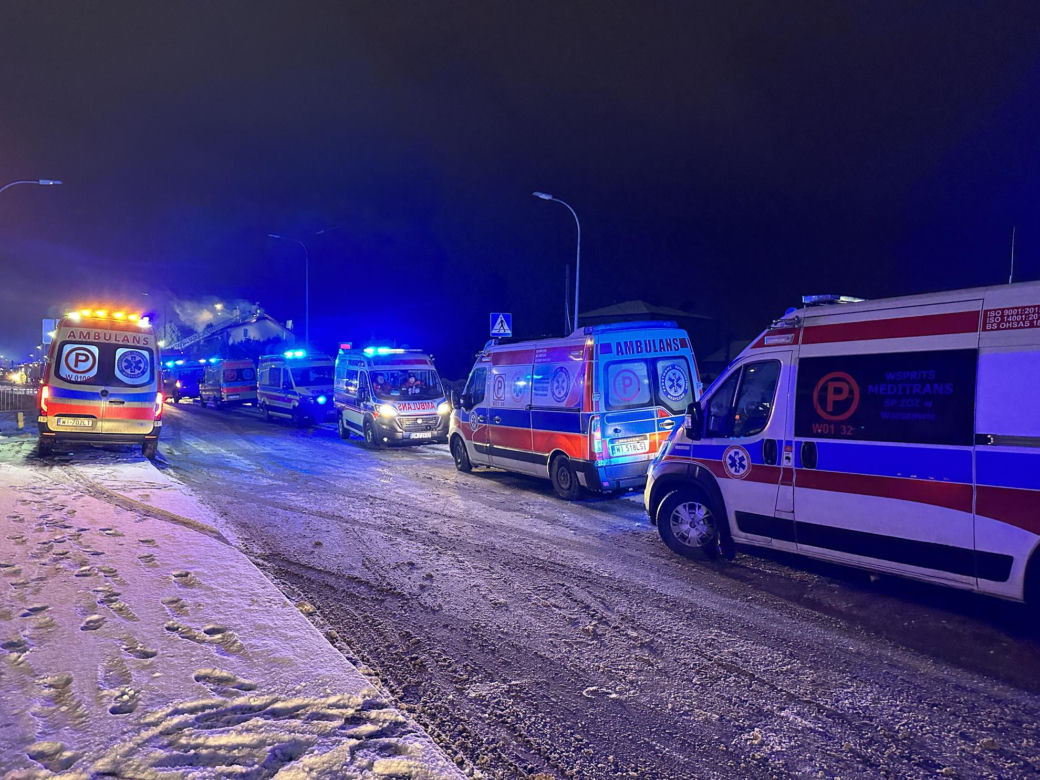 Pożar domu opieki! Strażacy ewakuują pensjonariuszy na noszach