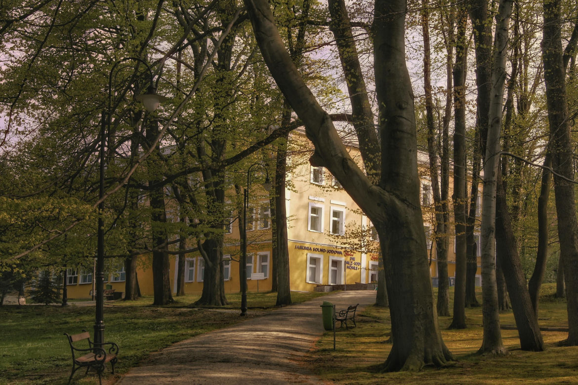 To uzdrowisko na Dolnym Śląsku przeżywa renesans. Dojedziesz tam pociągiem!