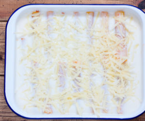 Cannelloni nadziewane mięsem zapieczone pod beszamelem: przepis krok po kroku