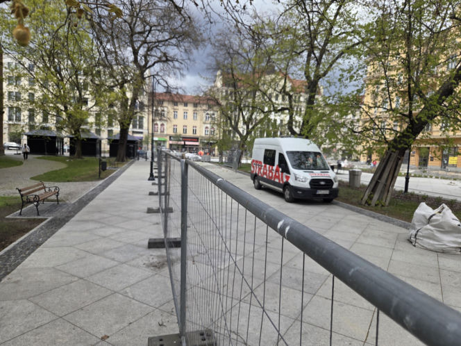 Nowe oblicze placu Wolności. Kwiaciarnie już zamontowane, koniec prac coraz bliżej