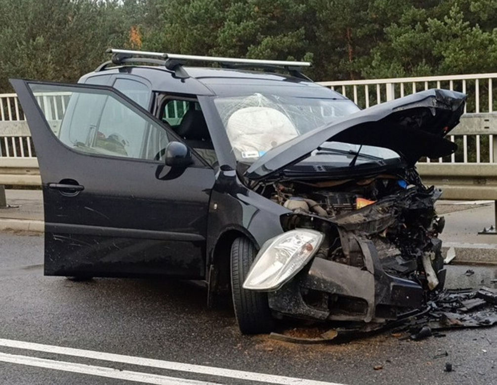 Potworny wypadek dwóch aut osobowych pod Mławą. Czołowo zderzyły się dwie skody. Trzy osoby ranne