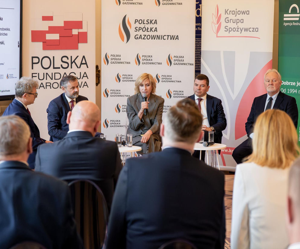 Debata na Forum Bezpieczeństwa Polski. Urszula Pasławska przemawia do mikrofonu. O wydarzeniu przeczytasz na Super Express.