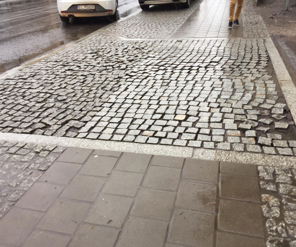 Zniszczona kostka na Kościuszki