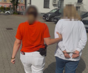 Połamała jej żebra i nos. Butelką biła ją po głowie