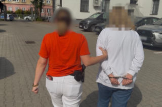 Połamała jej żebra i nos. Butelką biła ją po głowie