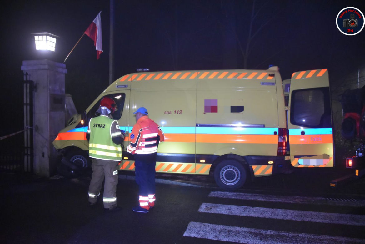 Karetka wbiła się w zabytkowy pałac