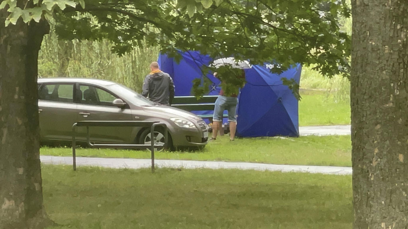 Leżał na ławce bez oznak życia. Ratunek przyszedł za późno