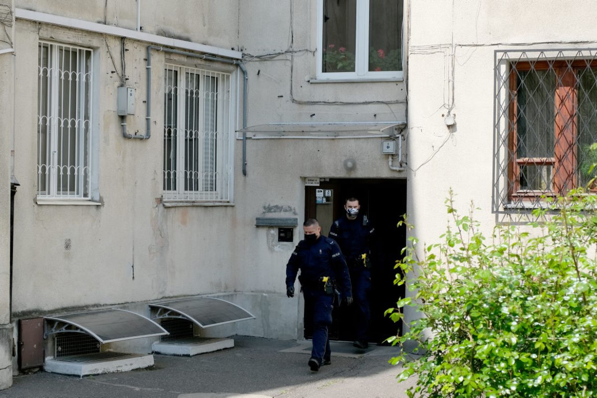  Poszukiwana kobieta zabarykadowała się w mieszkaniu